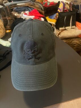 Flex fit black baseball hat skull and crossbone s/m